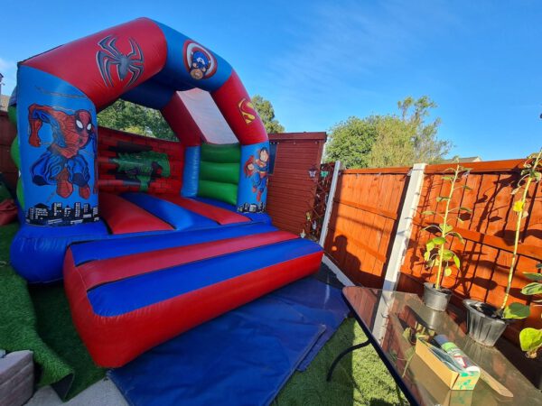 super heroes bouncy castle image 13 min