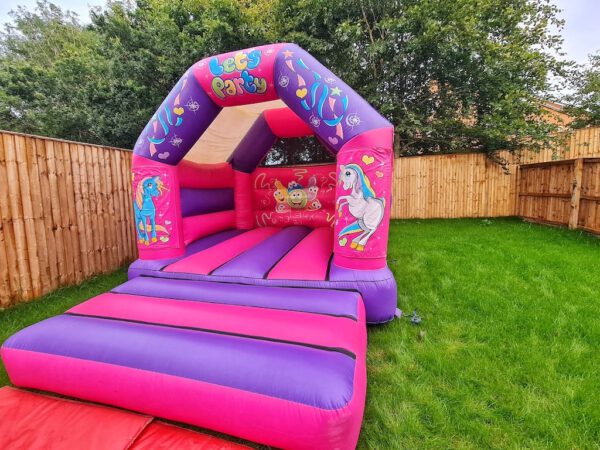 unicorn bouncy castle image 8 min