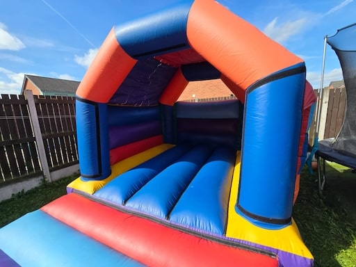 Multi-colour inflatable castle for kids